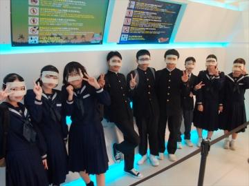 アトラクションで順番を待っている様子