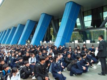 九州国立博物館でガイドさんから話を聞いている様子