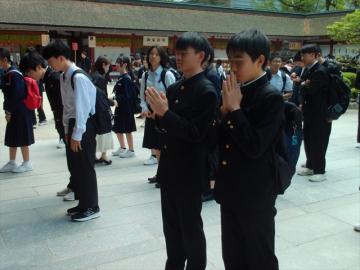 太宰府天満宮でお祈りをしている様子