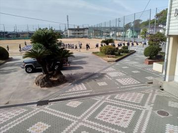 校庭に集合し、遠足に出発する1年生たちの様子