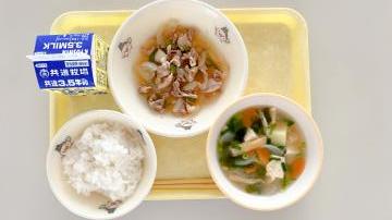 給食のごはんやおかずが並んでいる様子。