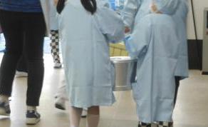 協力して食器を運ぶ様子