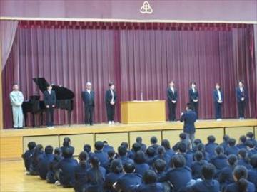 舞台に並ぶ新着任の先生方の様子