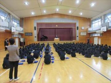 始業式にてお話をされる校長先生の様子