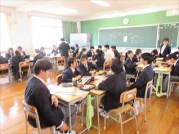 教室で話し合いをする生徒たちの様子