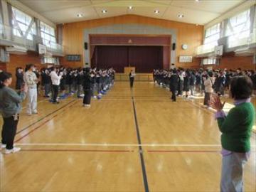 拍手の中体育館から退場される先生方の様子