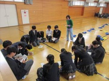 担当の先生の話を聞く生徒たちの様子