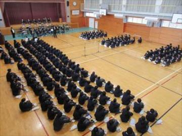 対面する1年生と2,3年生の様子