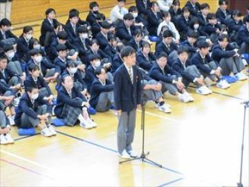 歓迎のあいさつをする生徒会長の様子