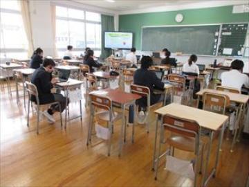 教室で問題に答える生徒たちの様子