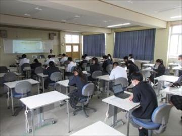 パソコン室で問題に答える生徒たちの様子