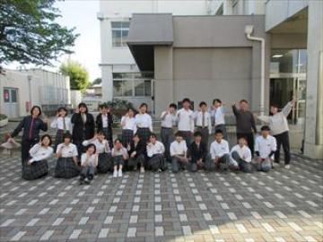 終了後集合写真を撮る生徒たちの様子