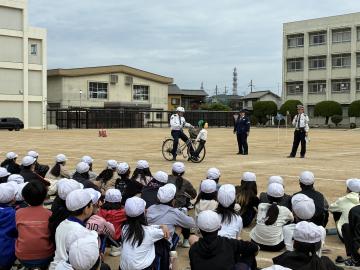 自転車と人がぶつかる