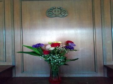 玄関の花瓶に生花がいけている様子