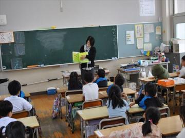 学校司書の先生が1年生に絵本を読んでいるところ