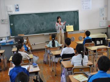 サポーターさんによる絵本の読み聞かせに入る前の手あそびをしているところ