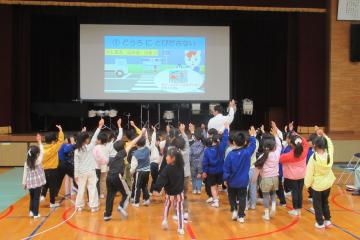 1年生が横断歩道を渡るときの気をつけることを実践している様子