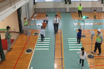 体育館に設置された交差点、1年生が交通ルールを確認しながら通行している様子