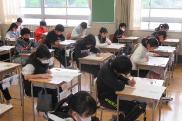 6年生が全国学力学習状況調査国語に取り組んでいる様子