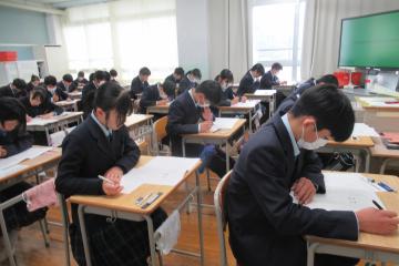 9年生が全国学力学習状況調査国語に取り組んでいる様子