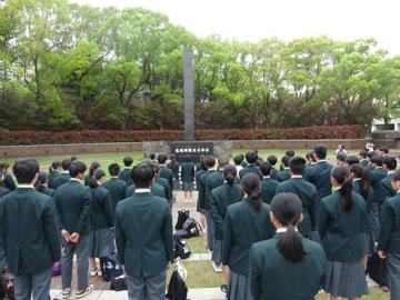 爆心地公園で行事に参加する生徒たちの様子
