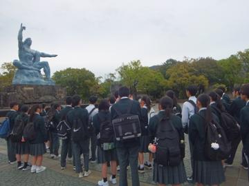 平和公園で見学している生徒たちの様子