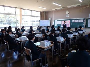 教室内で学活に参加する生徒たちの様子