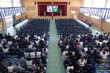 体育館で入学式に参加する参加者の様子