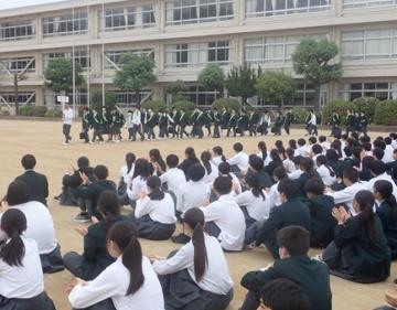 校庭で対面式に参加する生徒たちの様子