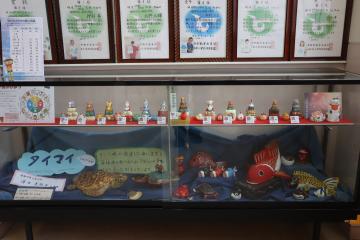 タイマイと一緒に展示している民芸品の写真