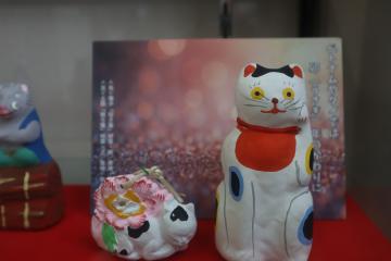 卯の代わりに猫の置物の写真