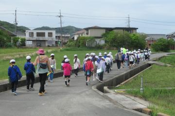 3年生が西門を出て土居八幡神社に向かっている様子