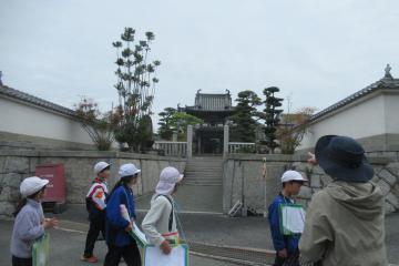 3年生が圓通寺の鐘楼を観察している様子