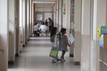 2年生が1年生をリードして校内を巡っている様子