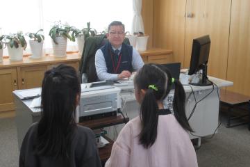 ペアで校長室を訪問している様子