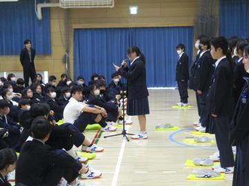 新入生代表が言葉を述べる様子