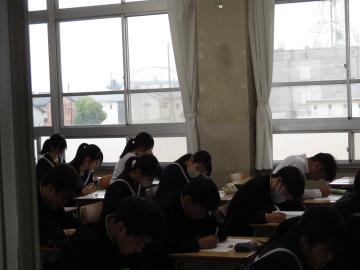 学力テストを受ける生徒の様子