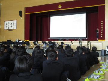1年生が中学校生活の紹介を聞く様子