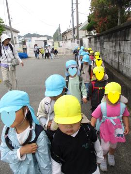 4、5歳児がペアになって園外を歩く様子