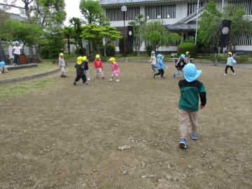 御着城跡公園で4、5歳児が鬼ごっこをしている様子