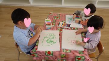 3歳児が保育室でお絵描きをしている様子
