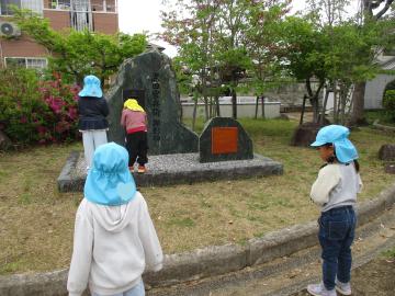 黒田官兵衛顕彰碑を4，5歳児か見ているところ