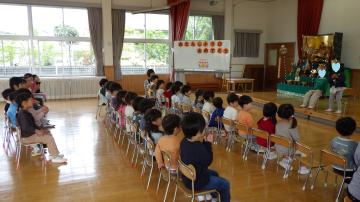 4月の誕生児二人を、みんなでお祝いする様子