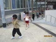 児童が避難する様子