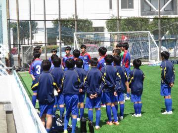 監督の話を聞く選手の様子