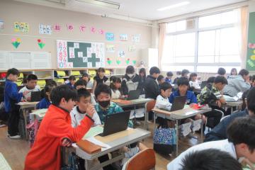 6年1組と1年1組の児童がペア活動をしている様子