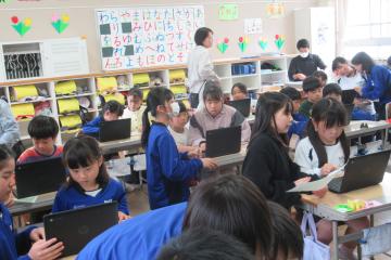 6年2組と1年2組の児童がペア活動をしている様子