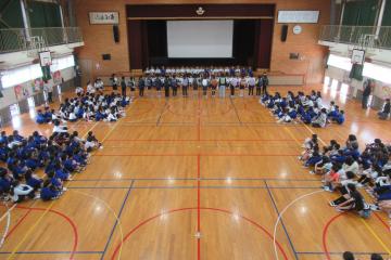 委員会のメンバーがランドセルを背にして1年生の前に整列している様子
