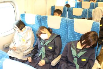 帰りの新幹線は疲れてぐっすり