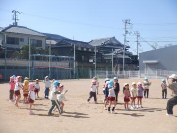 園庭で体操をする子供たち